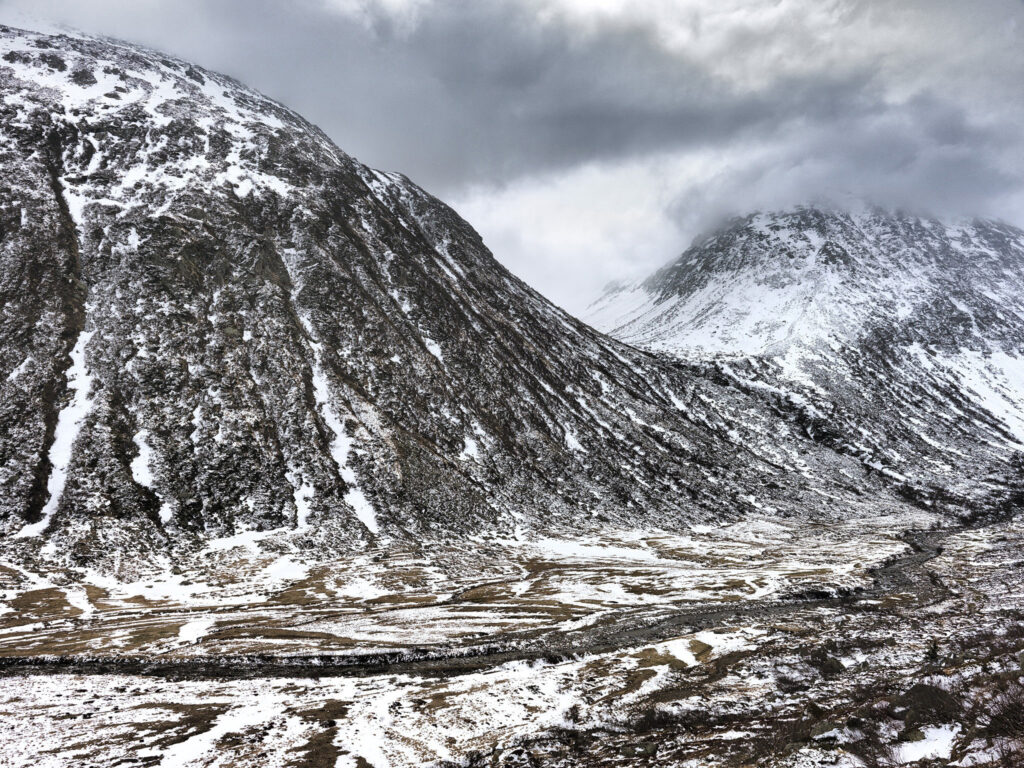 Infrastruktur-Fotografie, Gotthard-Berglandschaft, alpine Felswände und Schnee, von Scanderbeg Sauer