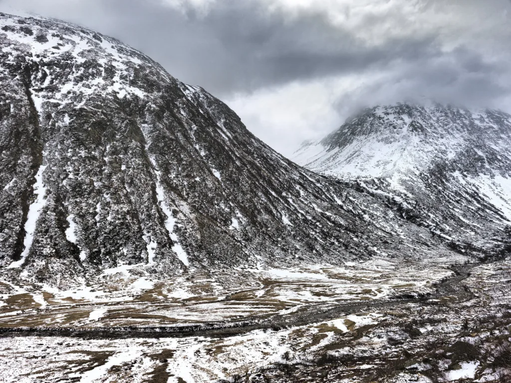 Infrastruktur-Fotografie, Gotthard-Berglandschaft, alpine Felswände und Schnee, von Scanderbeg Sauer