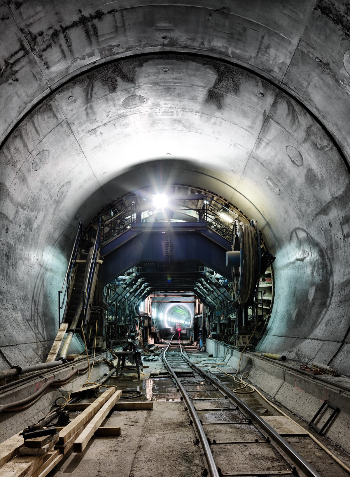 Infrastruktur-Fotografie, Gotthard-Basistunnel im Bau, Tunnelröhre mit Schienen, von Scanderbeg Sauer