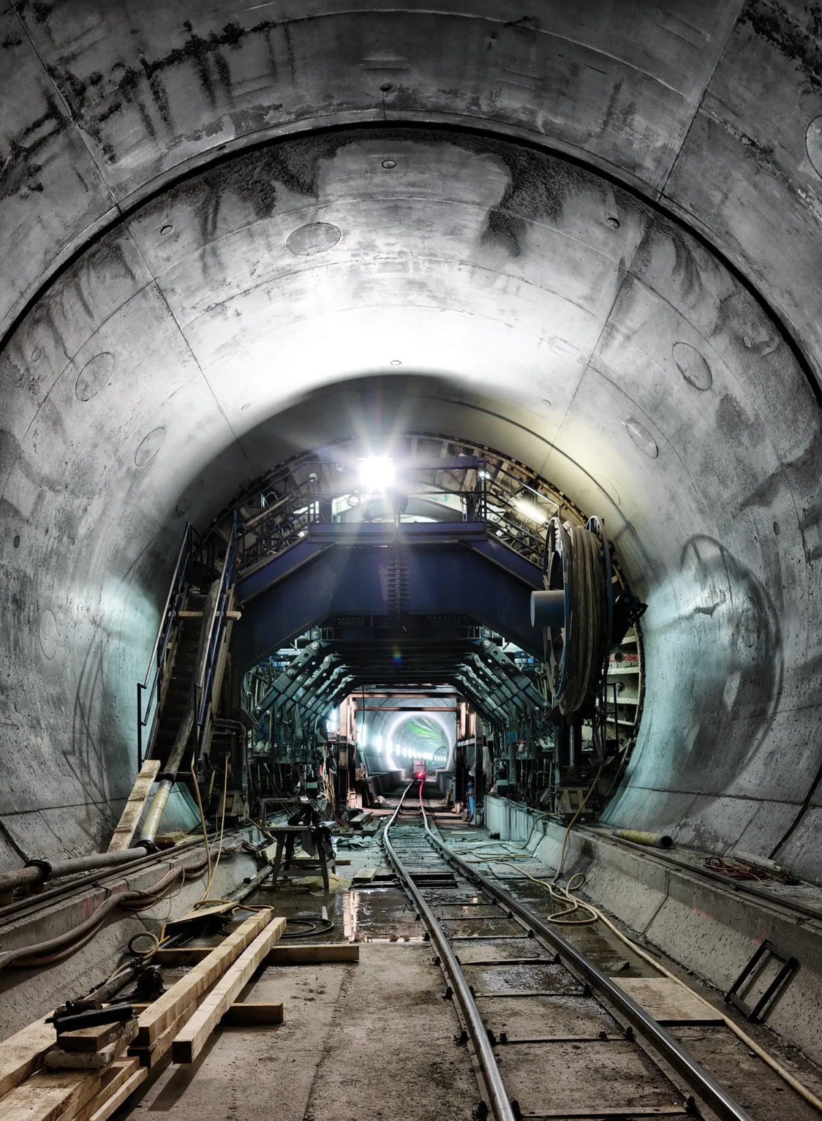Infrastruktur-Fotografie, Gotthard-Basistunnel im Bau, Tunnelröhre mit Schienen, von Scanderbeg Sauer