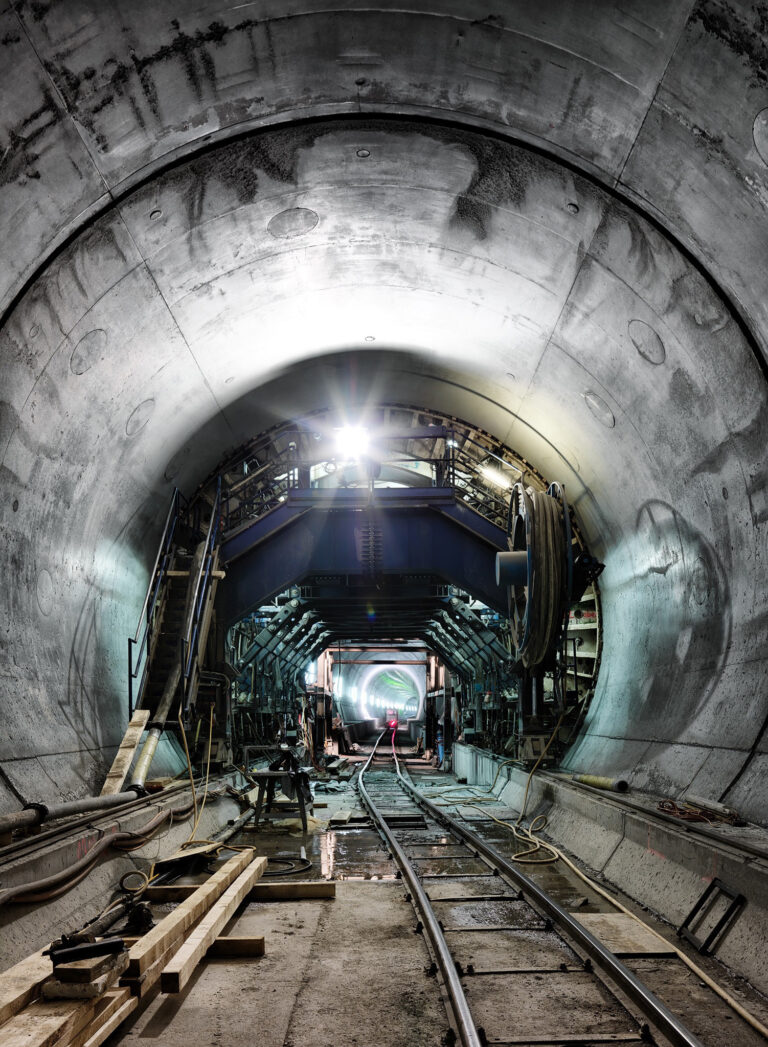 Infrastruktur-Fotografie, Gotthard-Basistunnel im Bau, Tunnelröhre mit Schienen, von Scanderbeg Sauer