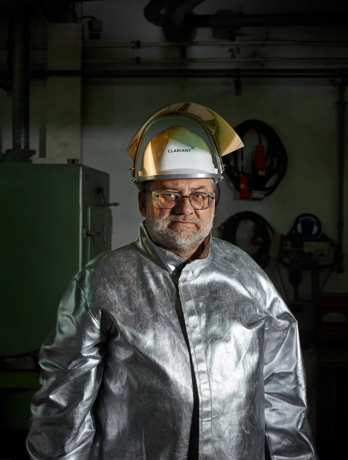 Mitarbeiterportrait in Hitzeschutzkleidung, Clariant, Gammelsdorf, Deutschland, Unternehmensfotografie von Scanderbeg Sauer