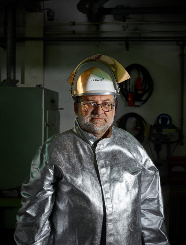 Mitarbeiterportrait in Hitzeschutzkleidung, Clariant, Gammelsdorf, Deutschland, Unternehmensfotografie von Scanderbeg Sauer