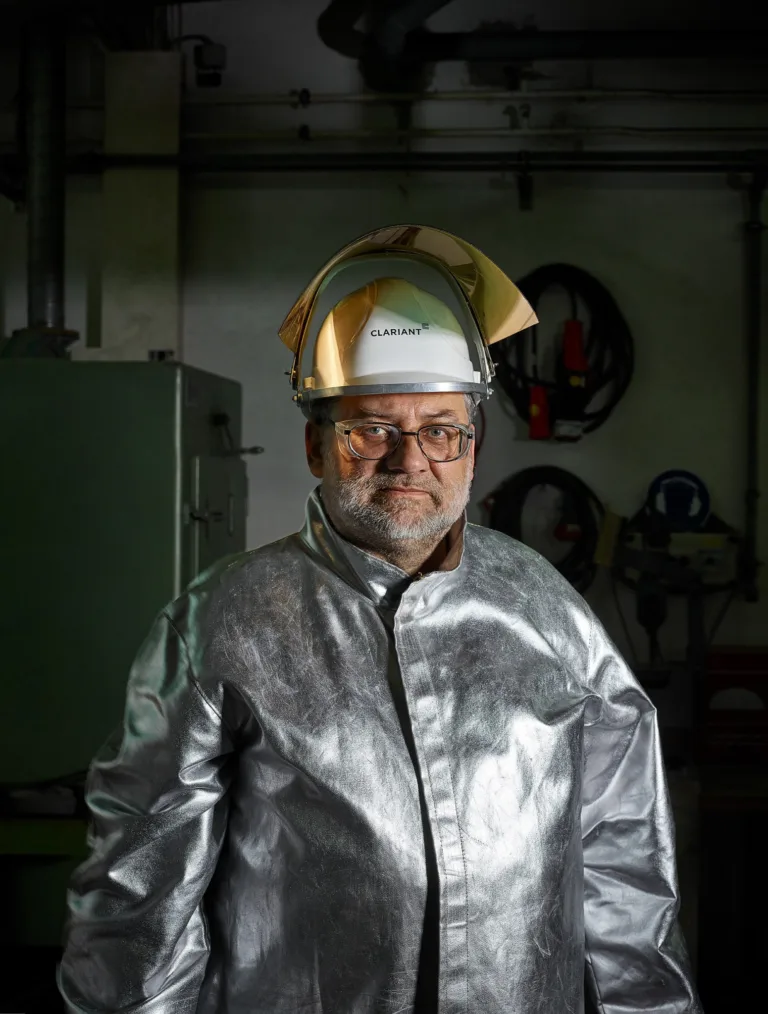 Mitarbeiterportrait in Hitzeschutzkleidung, Clariant, Gammelsdorf, Deutschland, Unternehmensfotografie von Scanderbeg Sauer