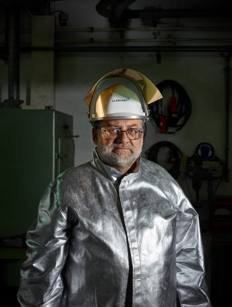 Mitarbeiterportrait in Hitzeschutzkleidung, Clariant, Gammelsdorf, Deutschland, Unternehmensfotografie von Scanderbeg Sauer