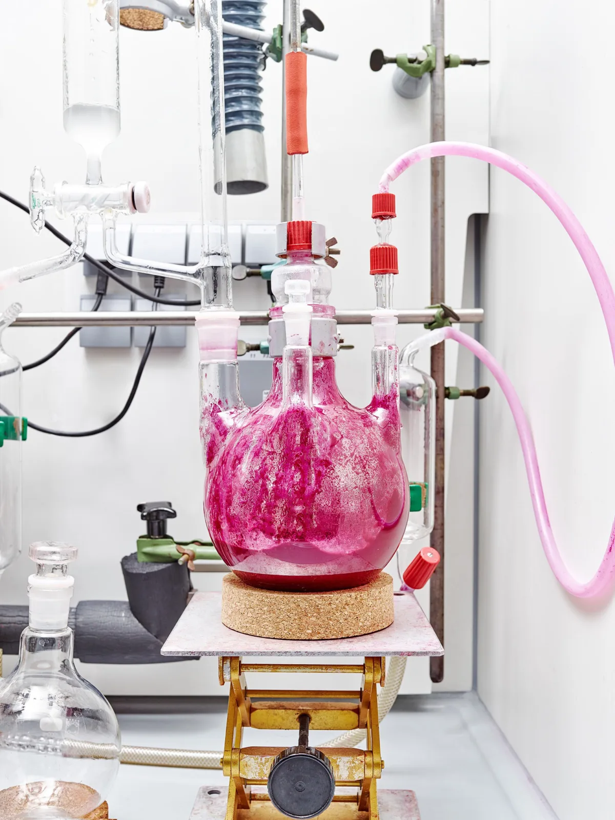 Magenta-Pigment im Laborkolben, Clariant, Industriepark Höchst, Deutschland, Industriefotografie von Scanderbeg Sauer