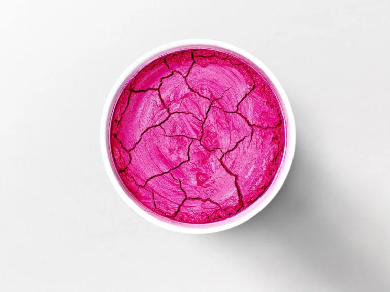 Magenta-Pigment-Probe in Schale, Clariant, Industriepark Höchst, Deutschland, Industriefotografie von Scanderbeg Sauer