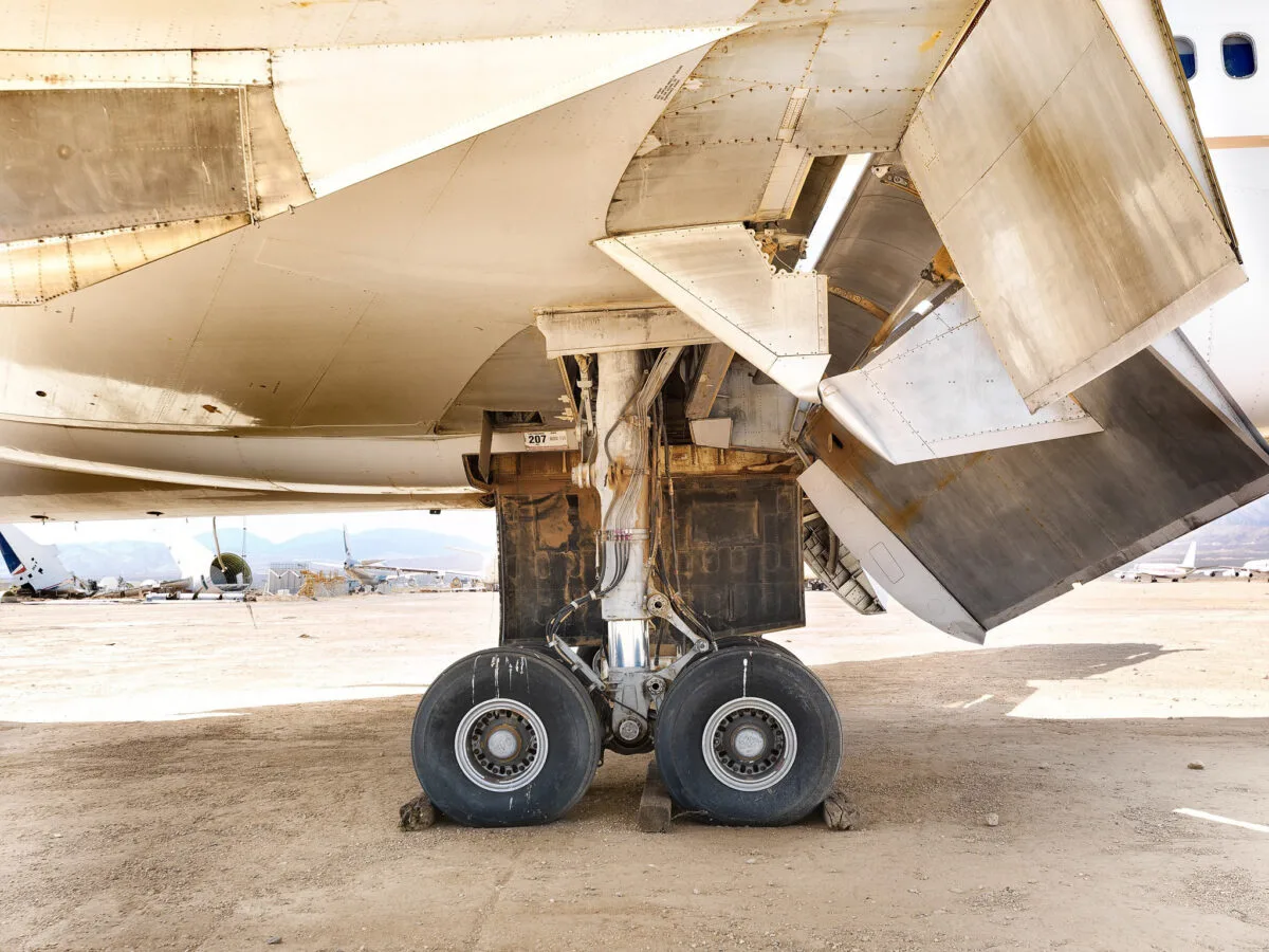 Decommissioned aircraft, Mojave Desert, fine art photography Scanderbeg Sauer – DECOMMISSIONED DUS-MAD