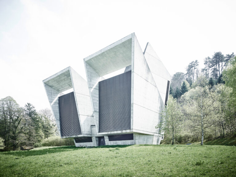 Lüftungsbauwerk aus Beton in der Landschaft, Transjurane A16, Jura, Schweiz, Architekturfotografie von Scanderbeg Sauer