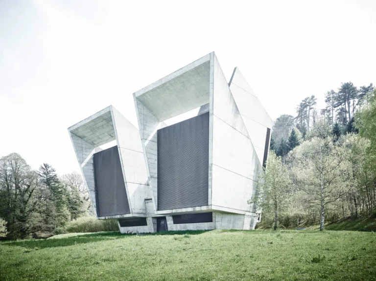 Lüftungsbauwerk aus Beton in der Landschaft, Transjurane A16, Jura, Schweiz, Architekturfotografie von Scanderbeg Sauer