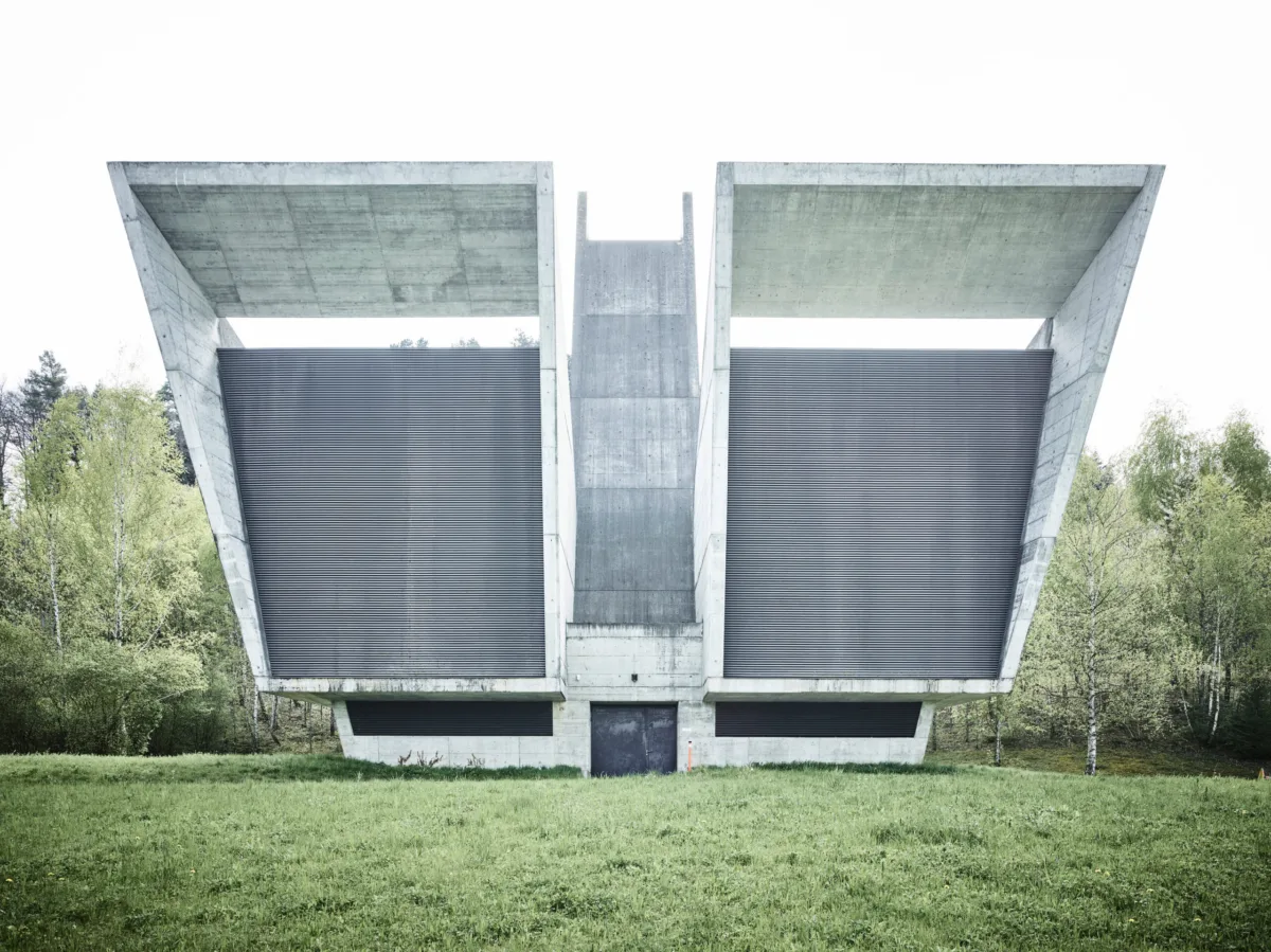 Symmetrisches Lüftungsbauwerk aus Beton in Frontalansicht, Transjurane A16, Jura, Schweiz, Architekturfotografie von Scanderbeg Sauer