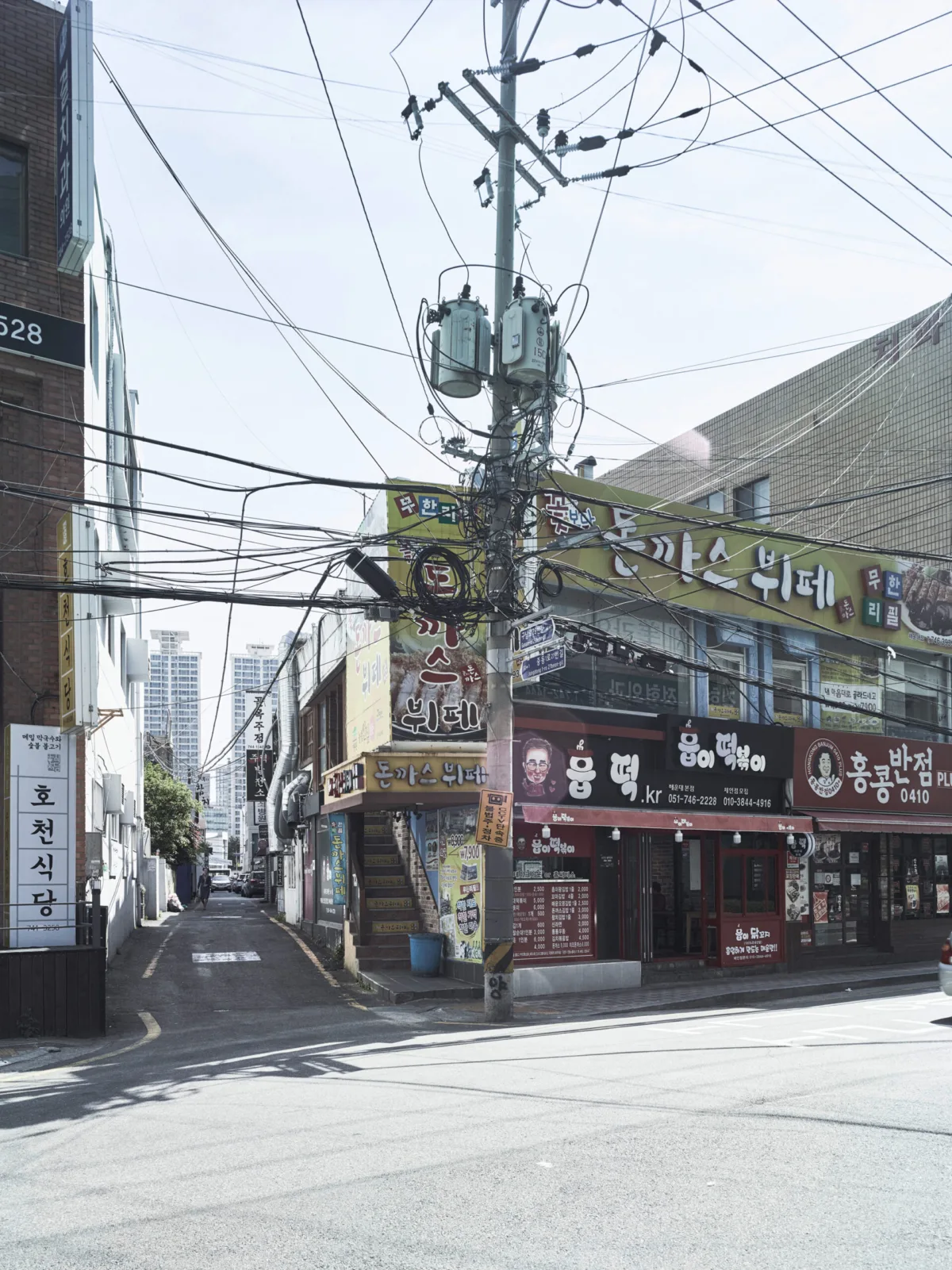 Street scene with overhead cables, Busan, South Korea, street photography by Scanderbeg Sauer
