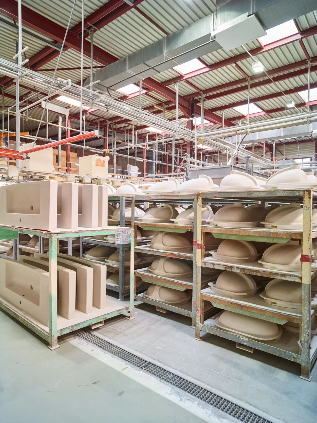 Lavabo-Rohlinge in der Serienfertigung, Keramik Laufen, Laufen, Schweiz, Industriefotografie von Scanderbeg Sauer