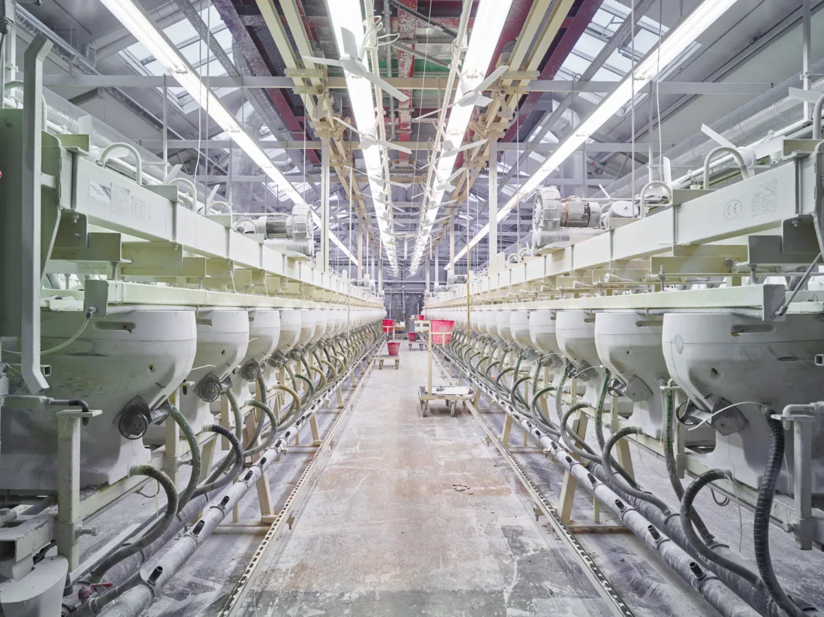 WC-Schüsseln in der Serienfertigung entlang der Förderlinie, Keramik Laufen, Laufen, Schweiz, Industriefotografie von Scanderbeg Sauer