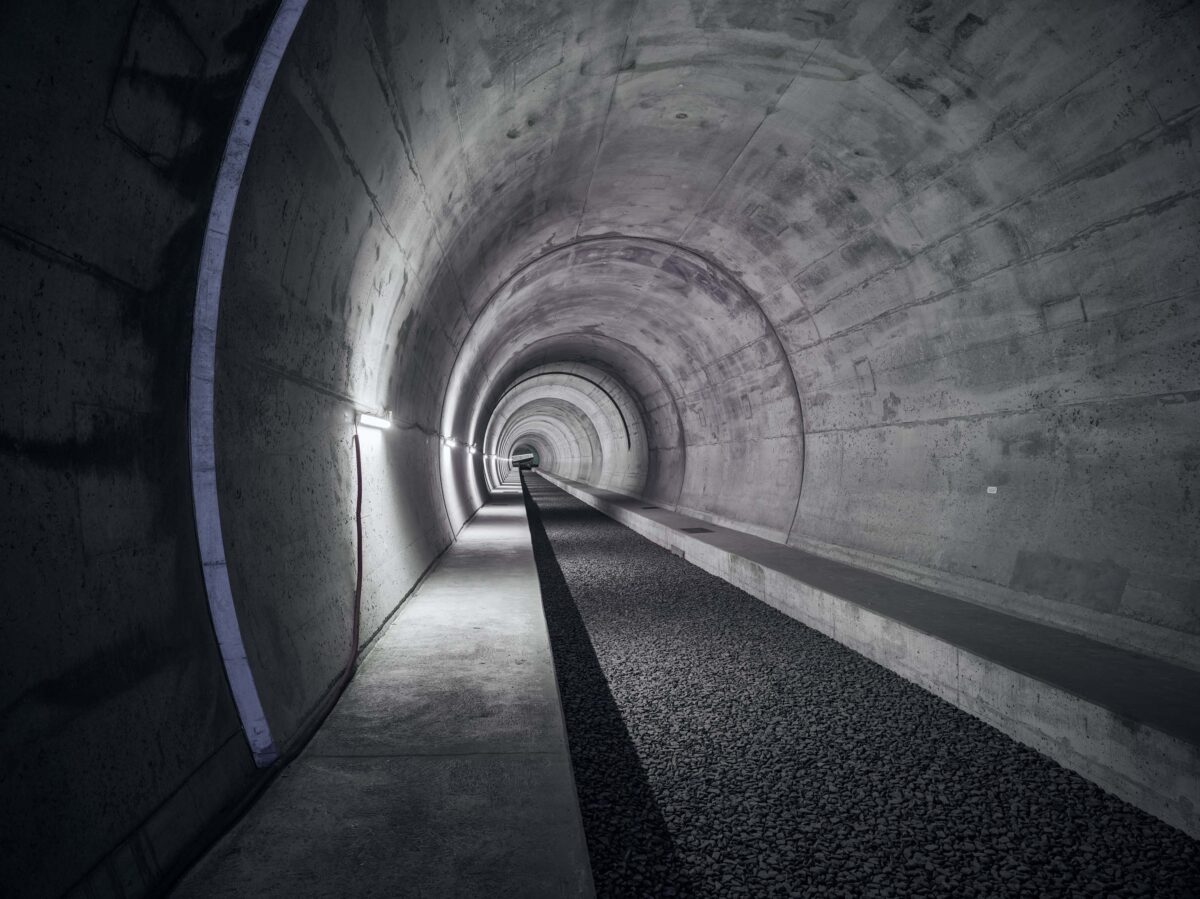 Tunnelröhre mit Betongewölbe und Lichtband, Ceneri-Basistunnel, Tessin, Schweiz, Infrastrukturfotografie von Scanderbeg Sauer