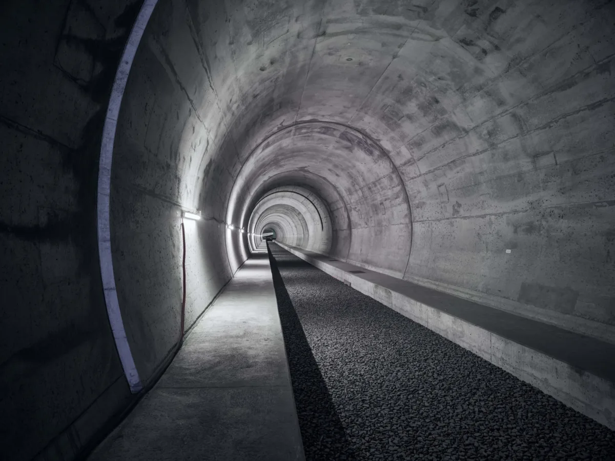 Tunnelröhre mit Betongewölbe und Lichtband, Ceneri-Basistunnel, Tessin, Schweiz, Infrastrukturfotografie von Scanderbeg Sauer
