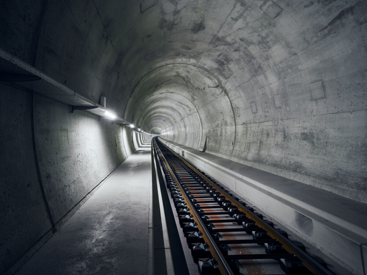 Tunnelröhre mit verlegtem Gleis, Ceneri-Basistunnel, Tessin, Schweiz, Infrastrukturfotografie von Scanderbeg Sauer