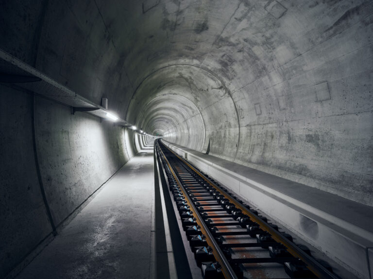 Tunnelröhre mit verlegtem Gleis, Ceneri-Basistunnel, Tessin, Schweiz, Infrastrukturfotografie von Scanderbeg Sauer