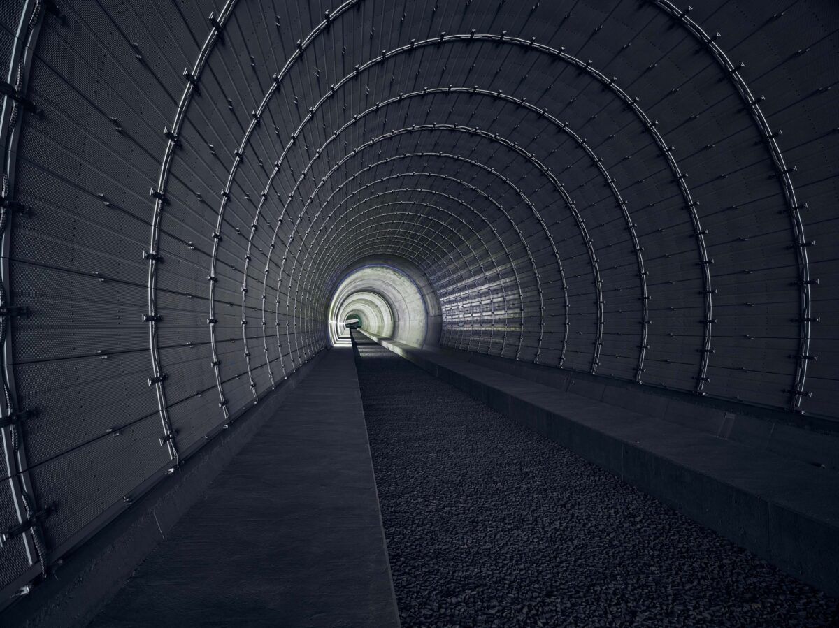 Tunnelröhre mit Stützringen und Blick zum Tunnelende, Ceneri-Basistunnel, Tessin, Schweiz, Infrastrukturfotografie von Scanderbeg Sauer