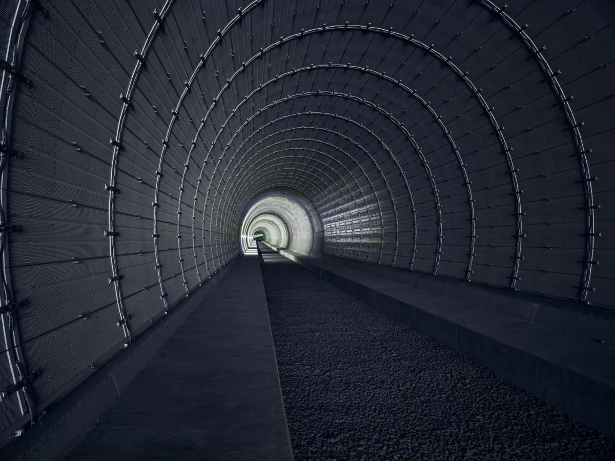 Tunnelröhre mit Stützringen und Blick zum Tunnelende, Ceneri-Basistunnel, Tessin, Schweiz, Infrastrukturfotografie von Scanderbeg Sauer