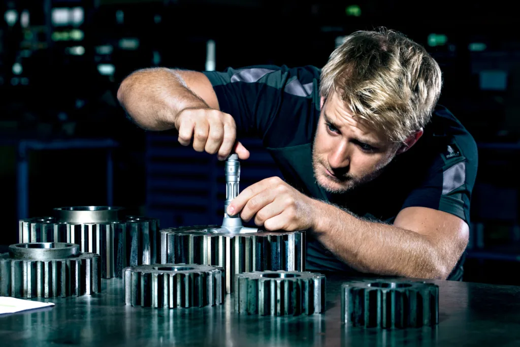 Mitarbeiter bei der Montage von Bauteilen bei Mechtop, Wangen bei Olten, Schweiz, Unternehmensfotografie von Scanderbeg Sauer