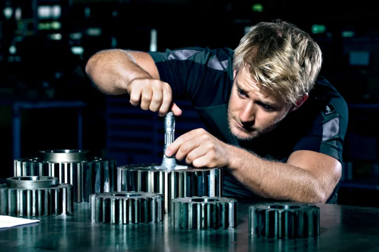 Mitarbeiter bei der Montage von Bauteilen bei Mechtop, Wangen bei Olten, Schweiz, Unternehmensfotografie von Scanderbeg Sauer
