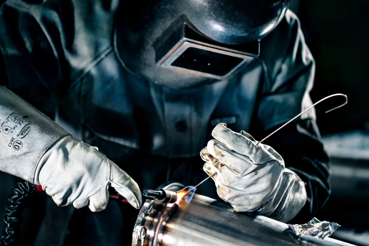 Schutzgasschweißen am Werkstück bei Mechtop, Wangen bei Olten, Schweiz, Industriefotografie von Scanderbeg Sauer