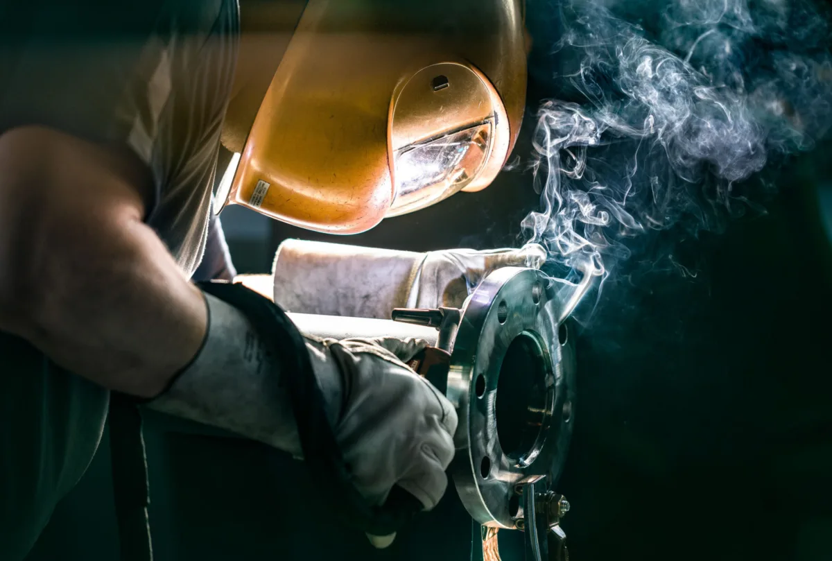 Schweißer bei der Metallbearbeitung bei Mechtop, Wangen bei Olten, Schweiz, Industriefotografie von Scanderbeg Sauer
