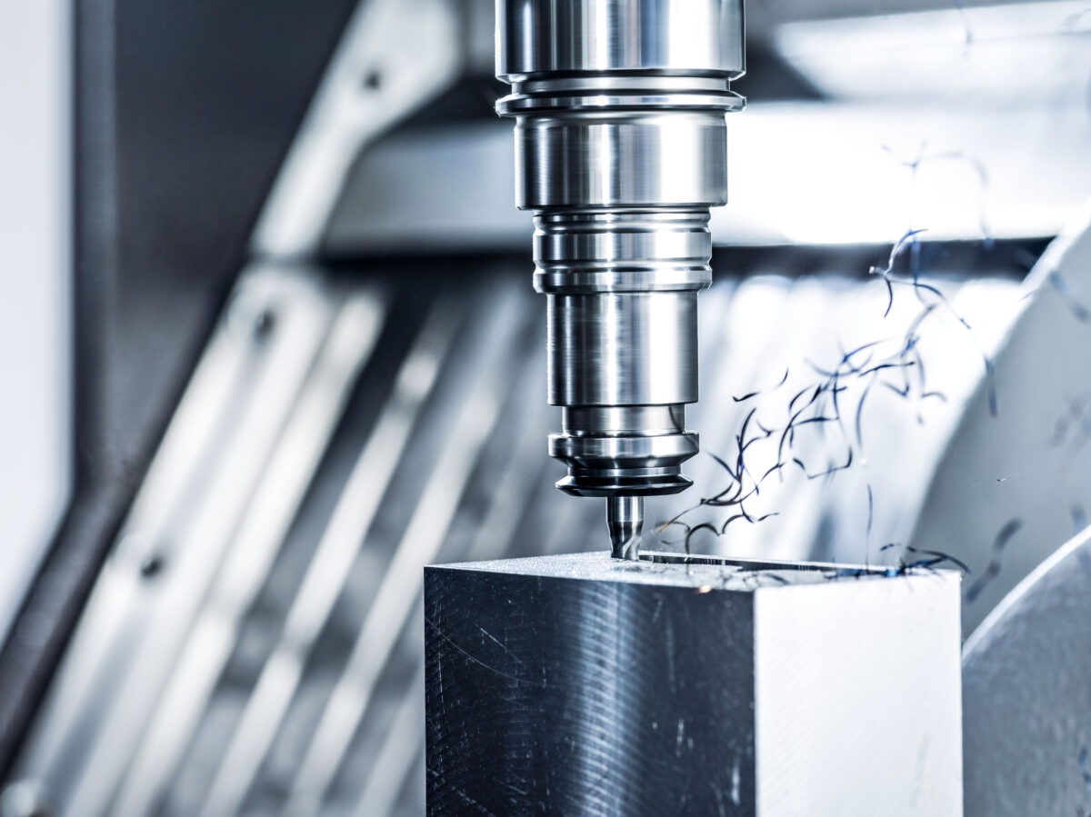CNC-Bearbeitungszentrum im Betrieb bei Rego-Fix Tenniken, Industriefotografie von Scanderbeg Sauer
