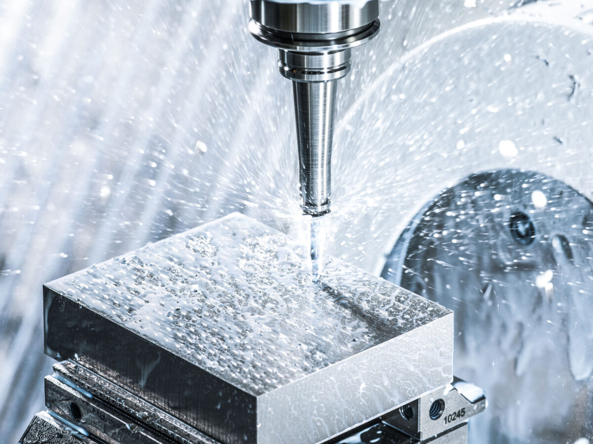 CNC-Fräsen mit Kühlmittel bei Rego-Fix Tenniken, Industriefotografie von Scanderbeg Sauer
