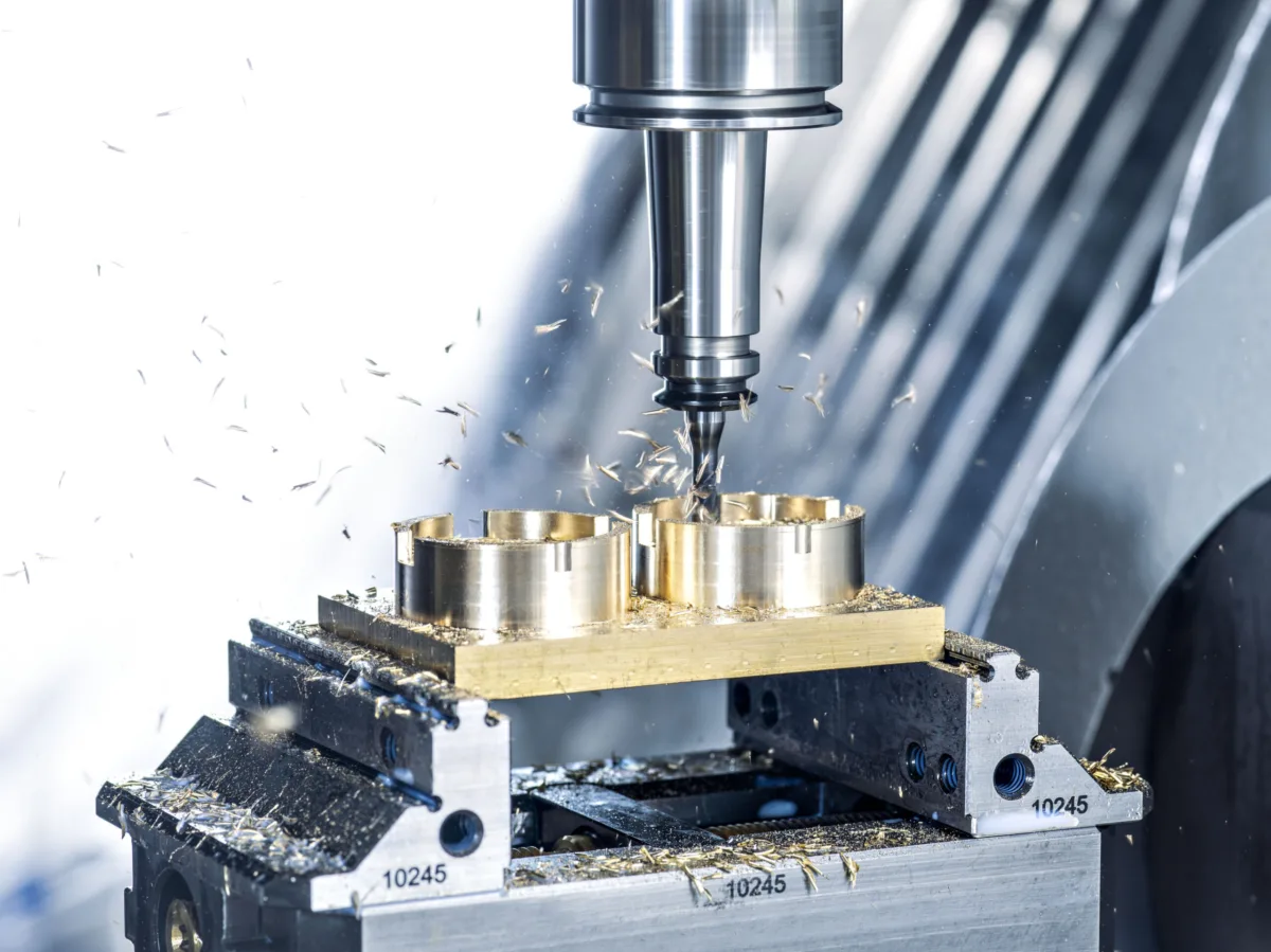 Bearbeitung von Messingbauteilen bei Rego-Fix Tenniken, Industriefotografie von Scanderbeg Sauer