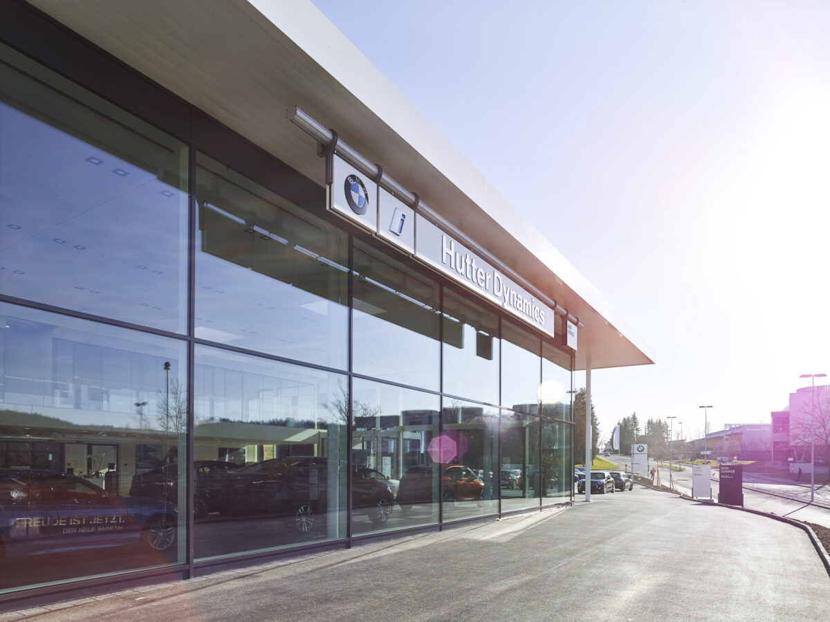 Autohaus-Aussenansicht bei BMW Schweiz, Automobilfotografie von Scanderbeg Sauer