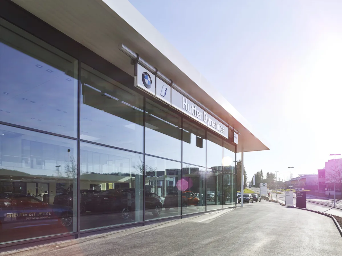 Autohaus-Aussenansicht bei BMW Schweiz, Automobilfotografie von Scanderbeg Sauer