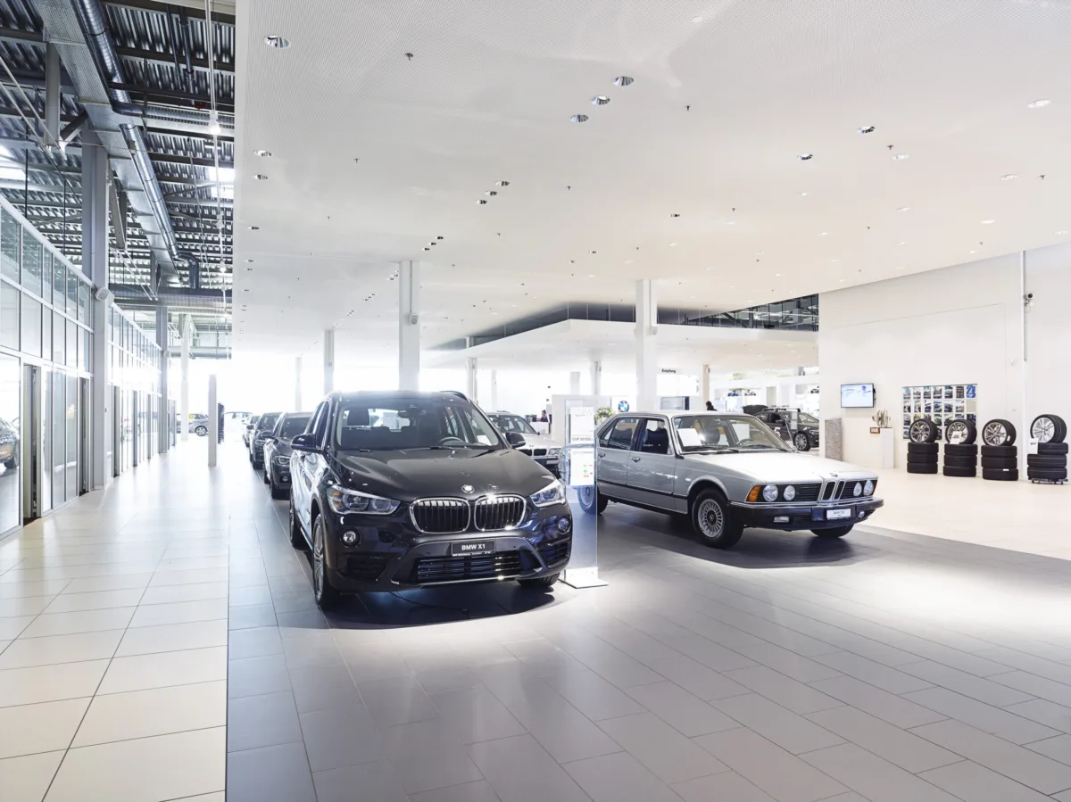 Autohaus-Ausstellungshalle bei BMW Schweiz, Automobilfotografie von Scanderbeg Sauer