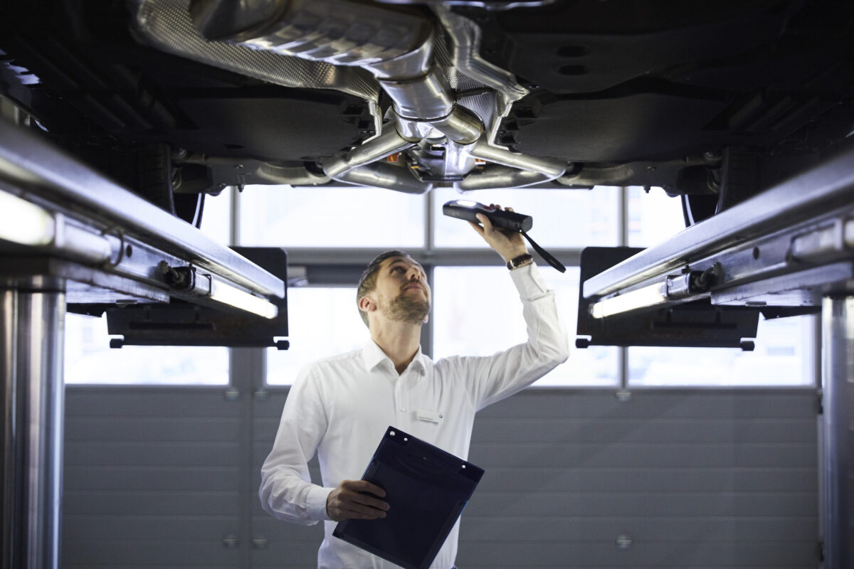 Fahrzeuginspektion in der Werkstatt bei BMW Schweiz, Unternehmensfotografie von Scanderbeg Sauer
