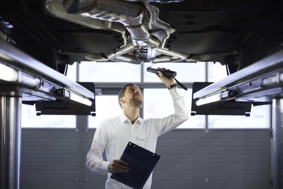 Fahrzeuginspektion in der Werkstatt bei BMW Schweiz, Unternehmensfotografie von Scanderbeg Sauer