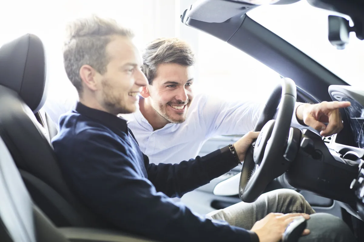 Kundengespräch im Fahrzeug bei BMW Schweiz, Unternehmensfotografie von Scanderbeg Sauer