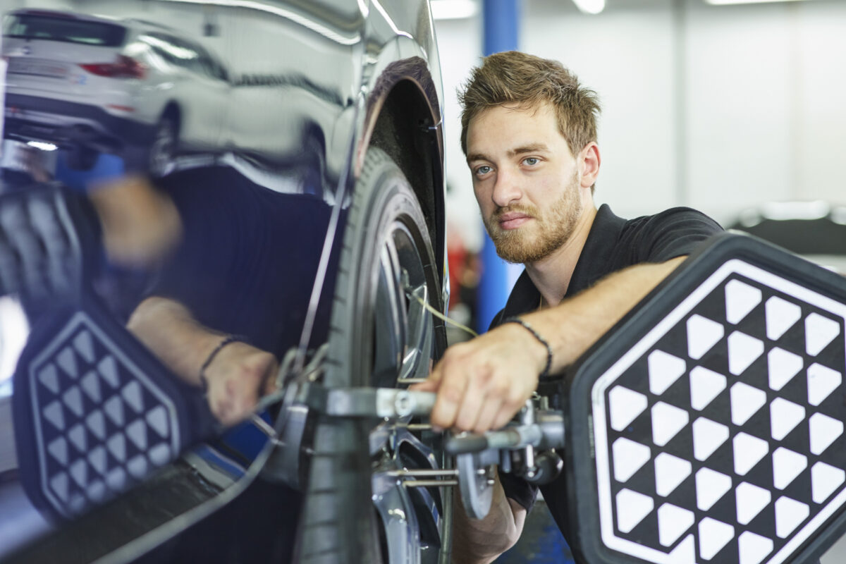 Mechaniker bei der Bremsenwartung bei BMW Schweiz, Unternehmensfotografie von Scanderbeg Sauer
