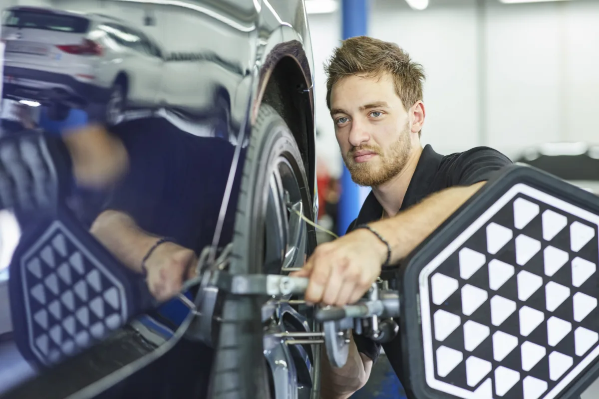 Mechaniker bei der Bremsenwartung bei BMW Schweiz, Unternehmensfotografie von Scanderbeg Sauer
