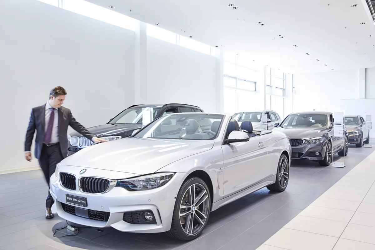 Mitarbeiterportrait im Autohaus bei BMW Schweiz, Unternehmensfotografie von Scanderbeg Sauer