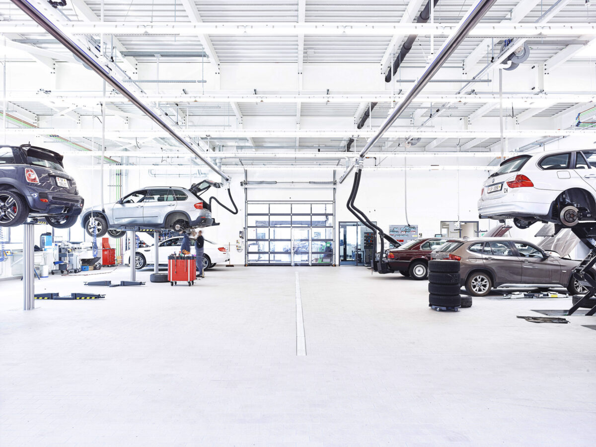Werkstatt-Innenraum bei BMW Schweiz, Automobilfotografie von Scanderbeg Sauer