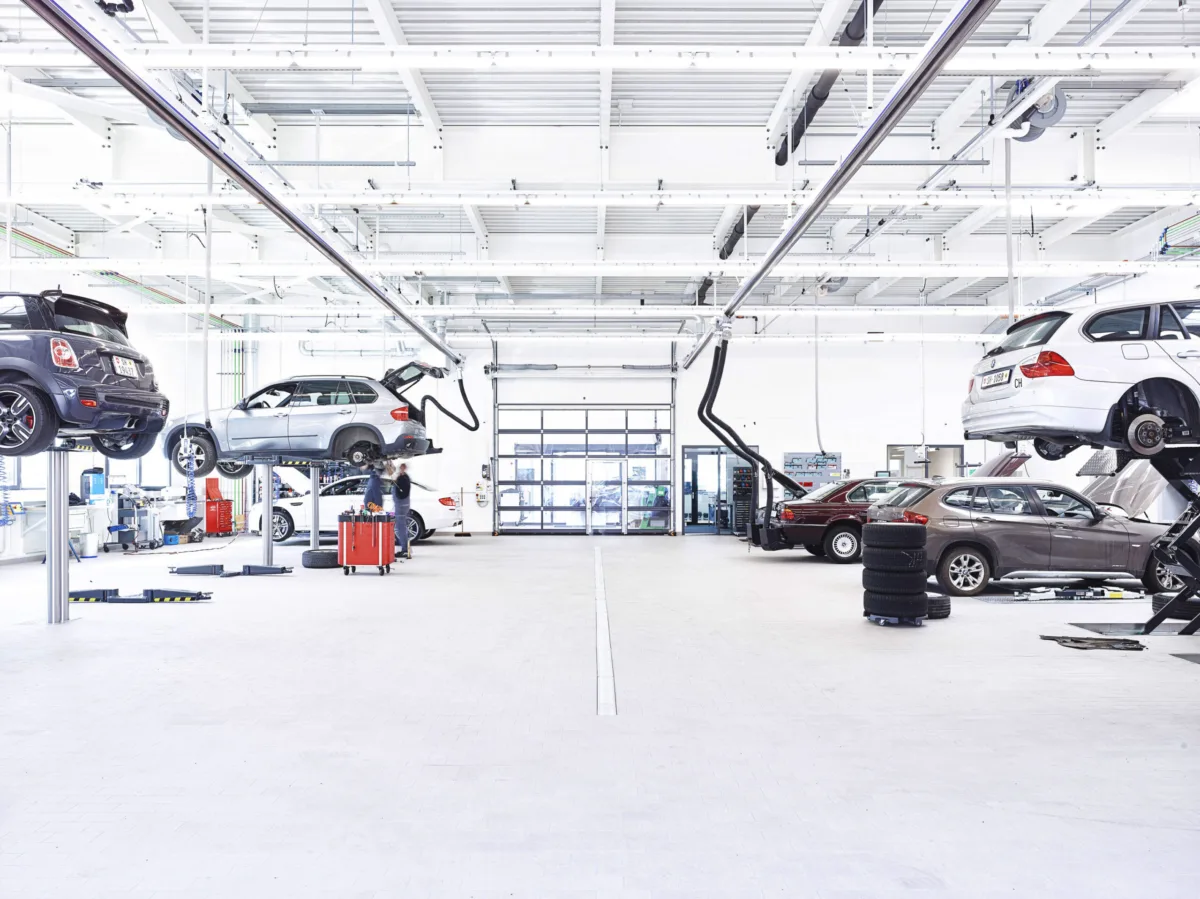 Werkstatt-Innenraum bei BMW Schweiz, Automobilfotografie von Scanderbeg Sauer