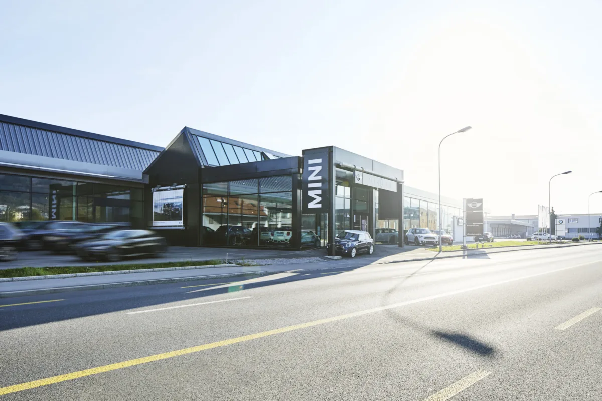 Autohaus-Aussenansicht bei MINI Schweiz, Automobilfotografie von Scanderbeg Sauer