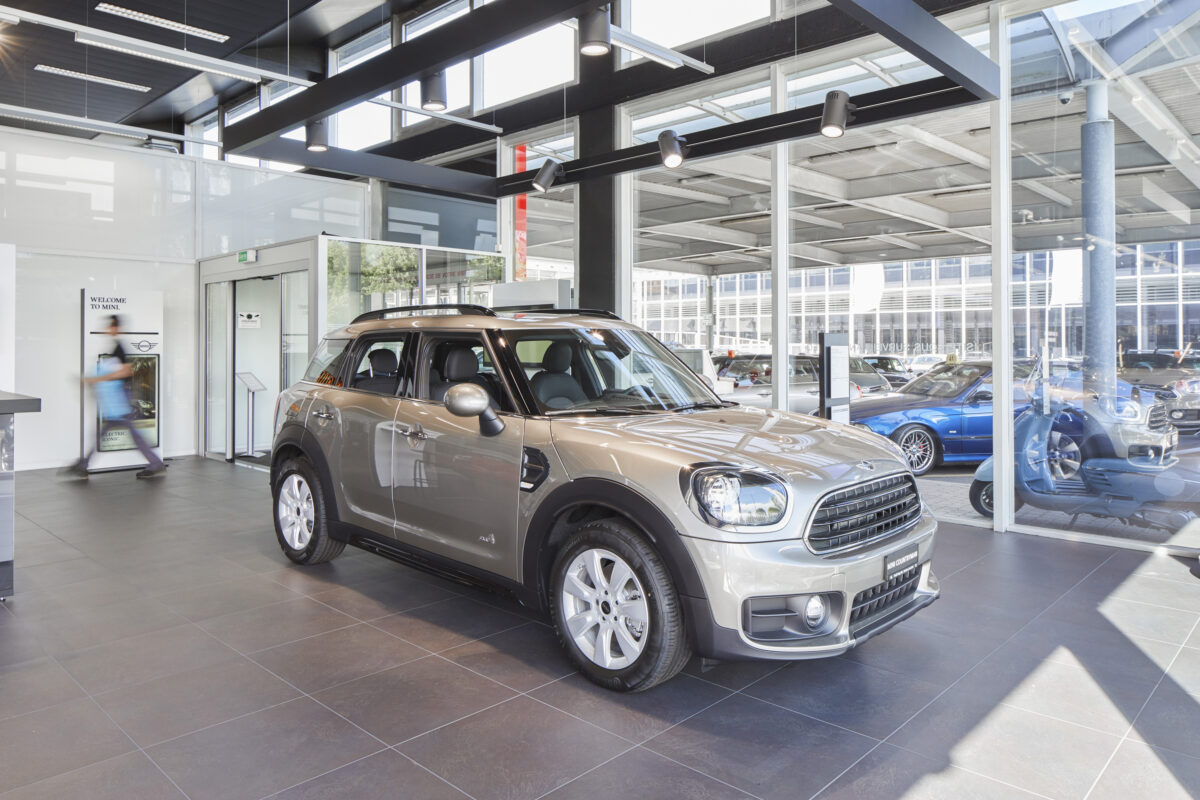MINI Cooper im Showroom bei MINI Schweiz, Automobilfotografie von Scanderbeg Sauer