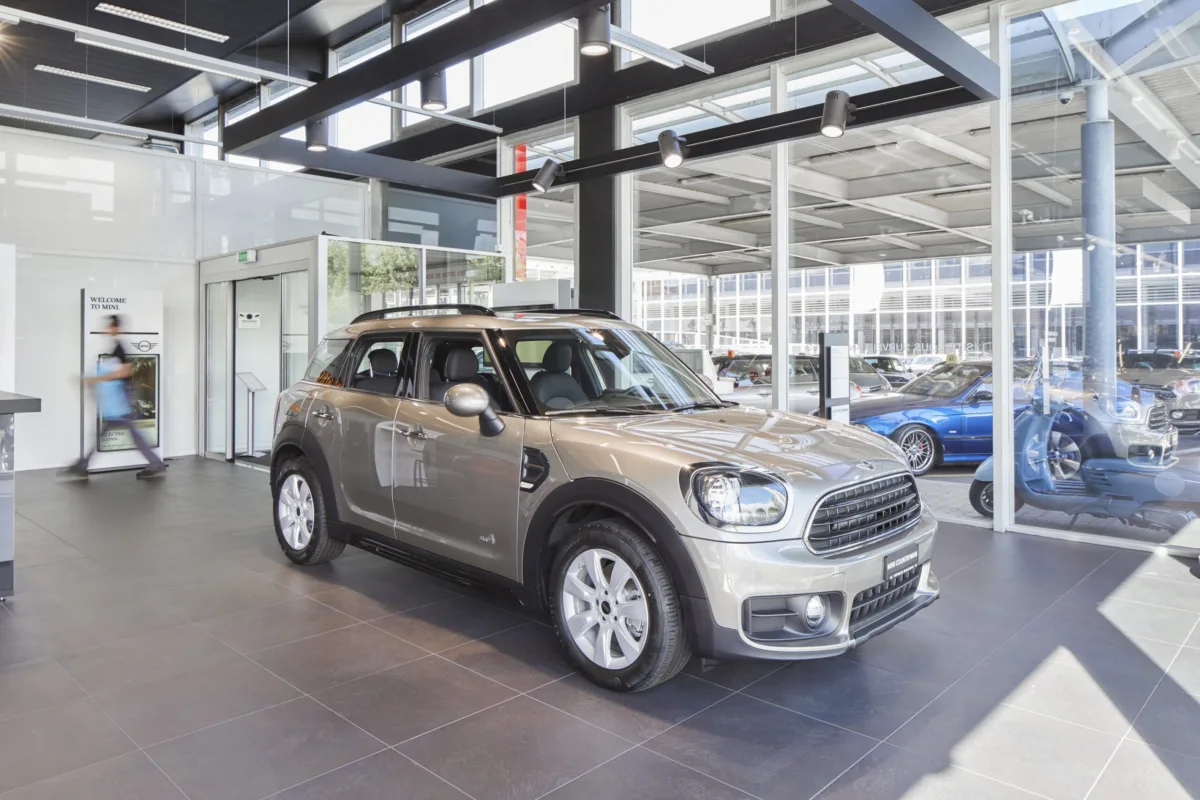MINI Cooper im Showroom bei MINI Schweiz, Automobilfotografie von Scanderbeg Sauer