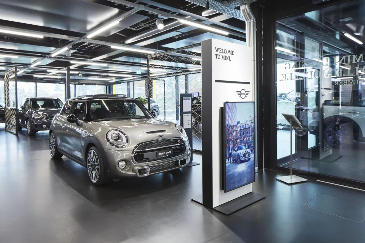 MINI Cooper im Showroom mit Markendisplay bei MINI Schweiz, Automobilfotografie von Scanderbeg Sauer