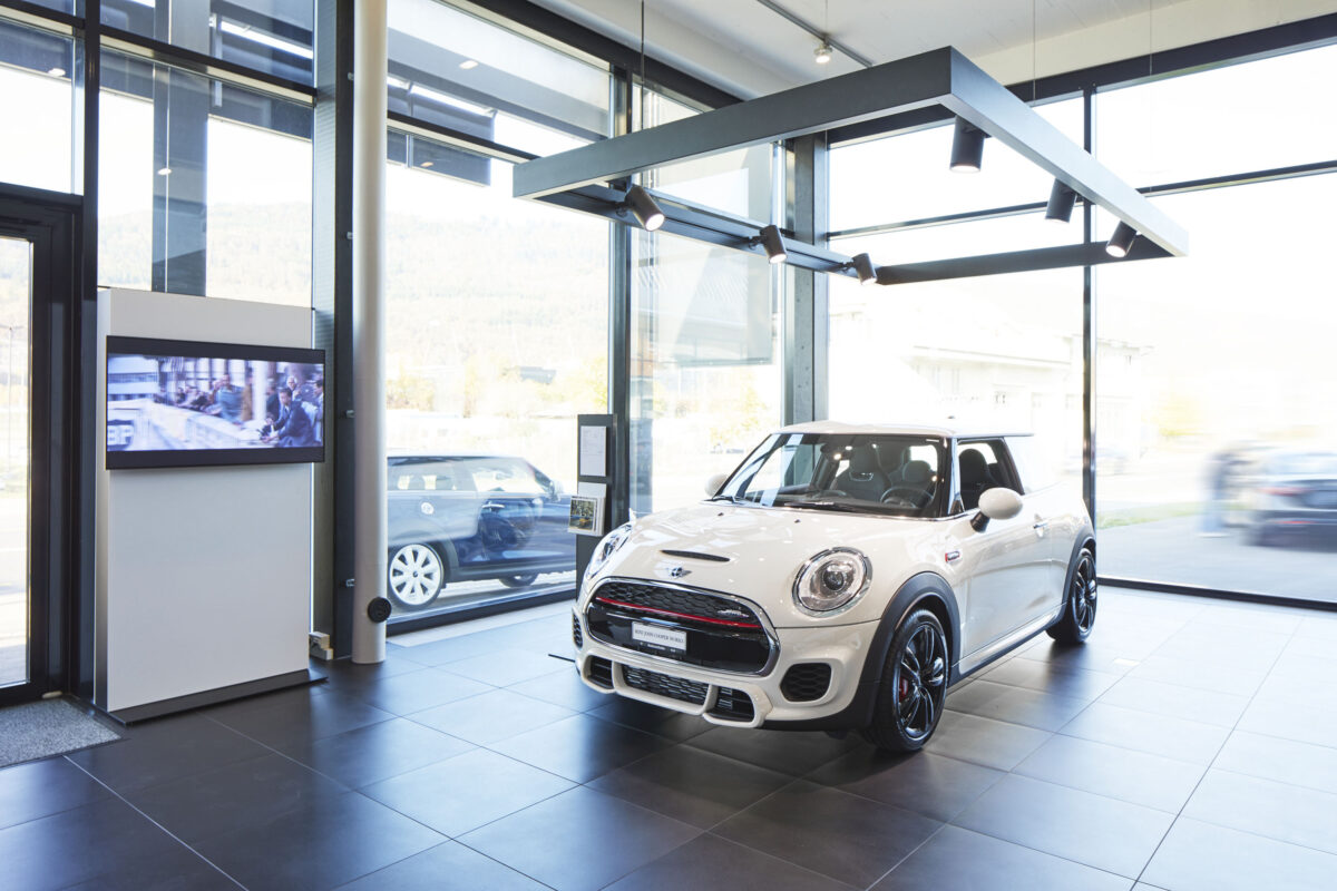 Showroom-Innenraum bei MINI Schweiz, Automobilfotografie von Scanderbeg Sauer
