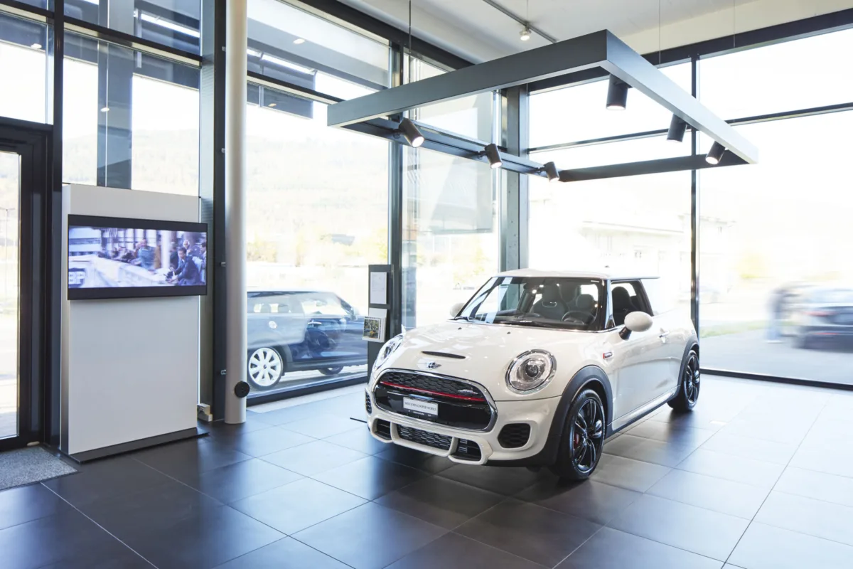 Showroom-Innenraum bei MINI Schweiz, Automobilfotografie von Scanderbeg Sauer