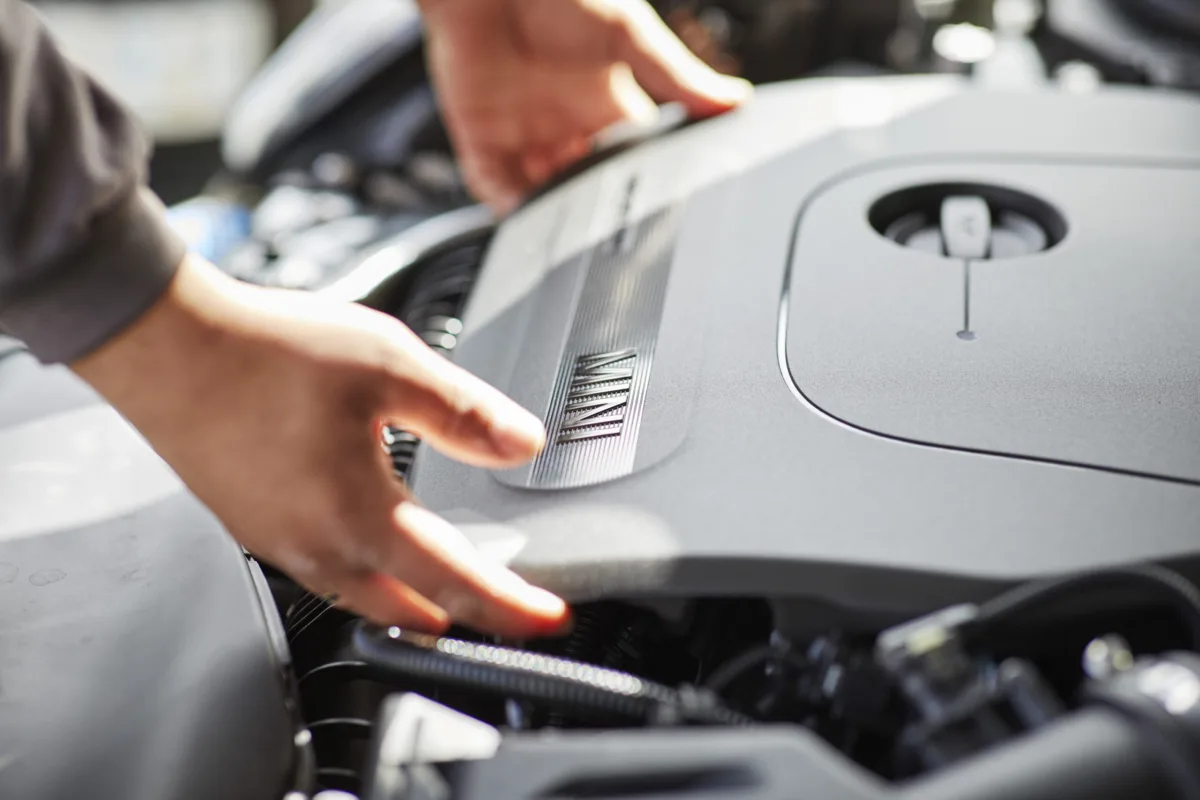 Detailaufnahme der Servicearbeit am Motorraum bei MINI Schweiz, Automobilfotografie von Scanderbeg Sauer