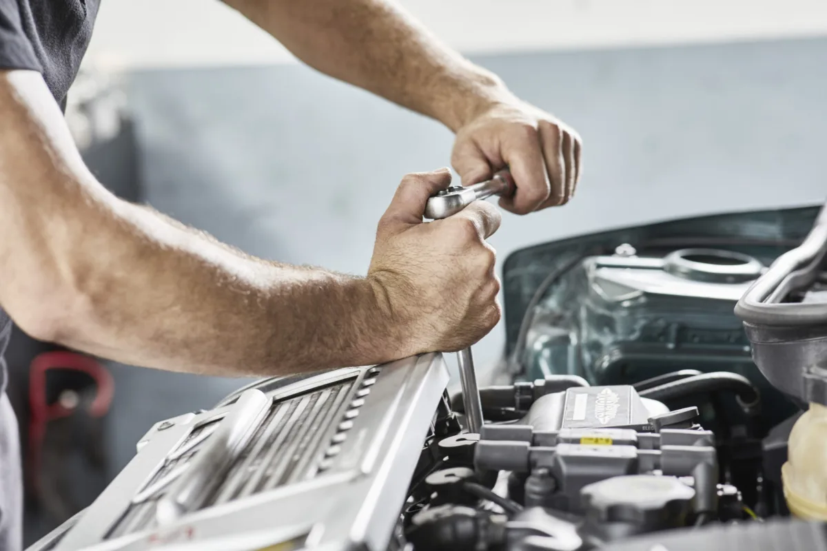 Servicearbeit am Motor in der MINI Werkstatt bei MINI Schweiz, Automobilfotografie von Scanderbeg Sauer